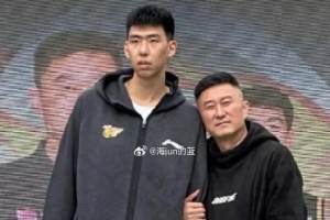 895560